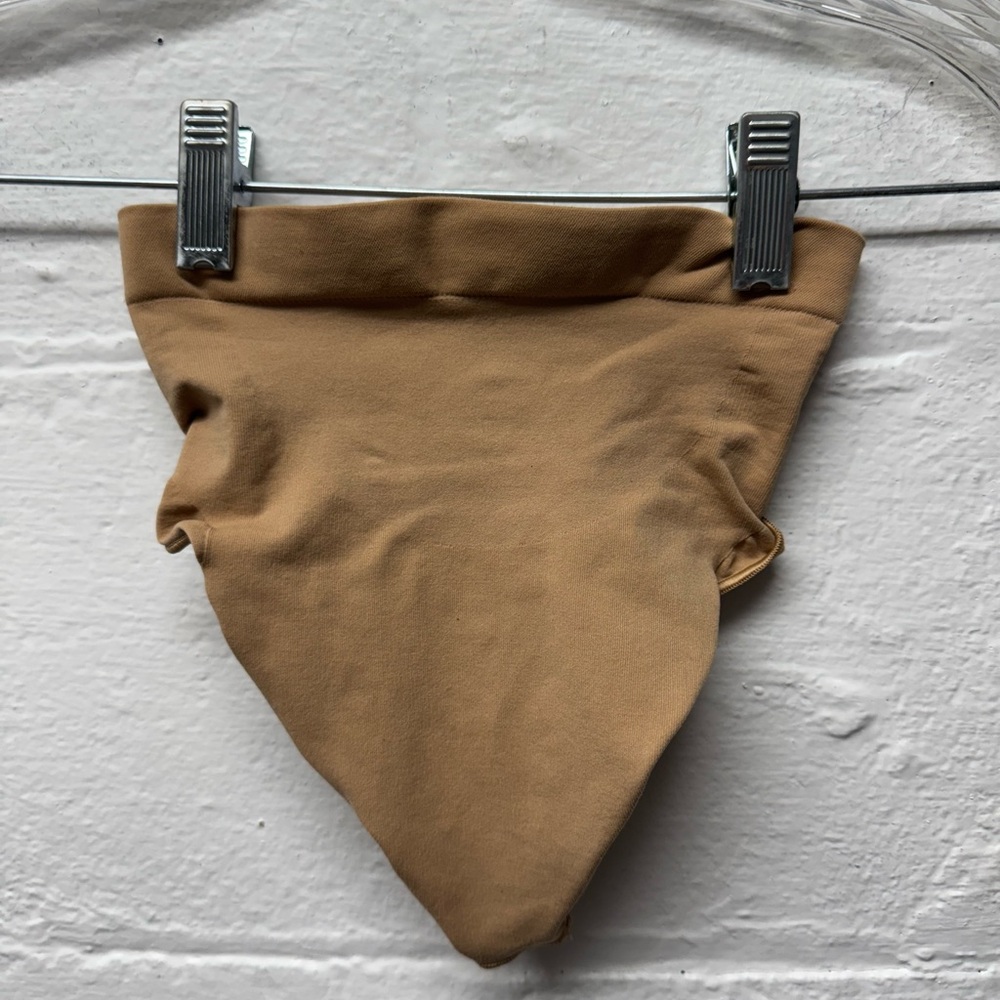 NWOT Skims Seamless Sculpt Mid Waist Thong